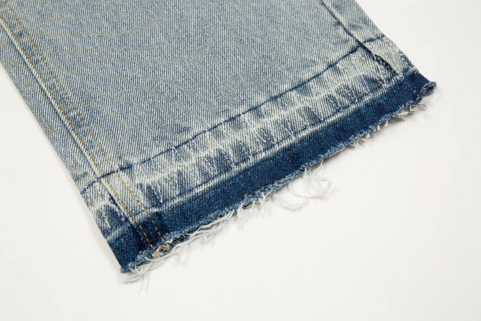 KE906#P230 The only correct leather label version on the market Chrome Hearts CH Cross embroidered distressed jeans Top ceiling quality 100% correct version The correct version is here!  Believe me this must be the best quality you will ever come across! ! Excellent value for money! !  Styles with different washes and textures are very friendly to people with thin legs and thick legs. The straight version is very flattering to the shape of the legs. The moderate length is timeless and easy to match. It is the basis of various styles and a must-have in the wardrobe! ! Add a little stacking to easily control the clean fit trend that has exploded this year. The fabric is stiff but also makes the upper body soft without losing texture. The sides and cuffs of some styles have a bone-wash effect. The vintage flavor pops up all at once. It’s really hard not to love it! ✅Correctly customize the Croxin metal leather label on the back panel. It is not sold directly with the cross on the finished jeans. 1:1 copying strives for excellence and the details are perfectly grasped. ✅The cross leather label is clear and smooth. Exquisite turning top craftsmanship. ✅Buttons, zippers and hardware are all customized versions of the Croxin LOGO. ✅High-cost washing process. Size: 28 30 32 34 36 (5 sizes)